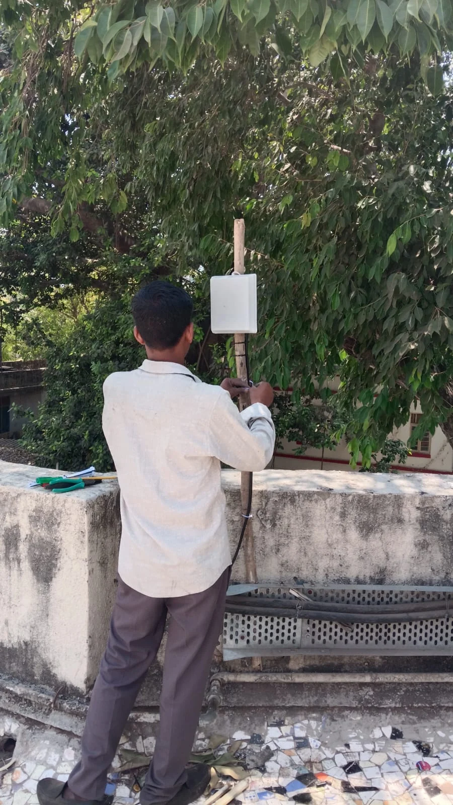 Outdoor antenna installation for a mobile signal booster